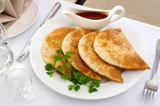 chebureks na stolu