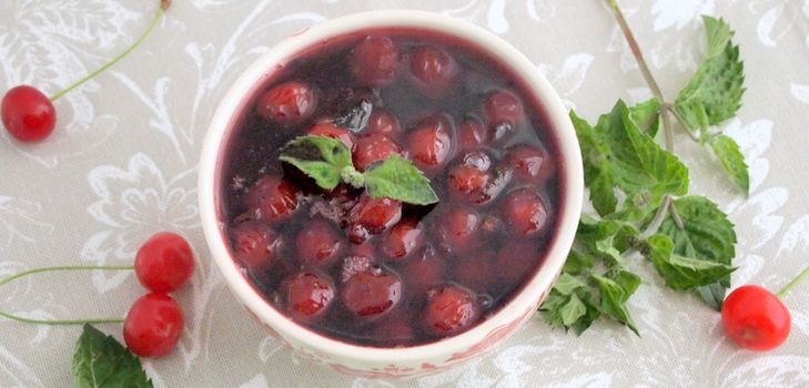 Cherry jam s mentom u multivarhu